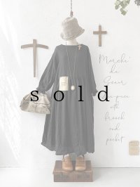 MARCHE' DE SOEUR／木の十字架ブローチ付きギャザーワンピース・黒