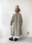 画像13: 【30%OFF SALE】MARCHE' DE SOEUR／バテンレースのワンピース・若草ベージュ (13)