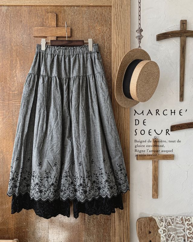 MARCHE' DE SOEUR／二枚仕立ての花刺繍スカートパンツ・ダンガリー×黒